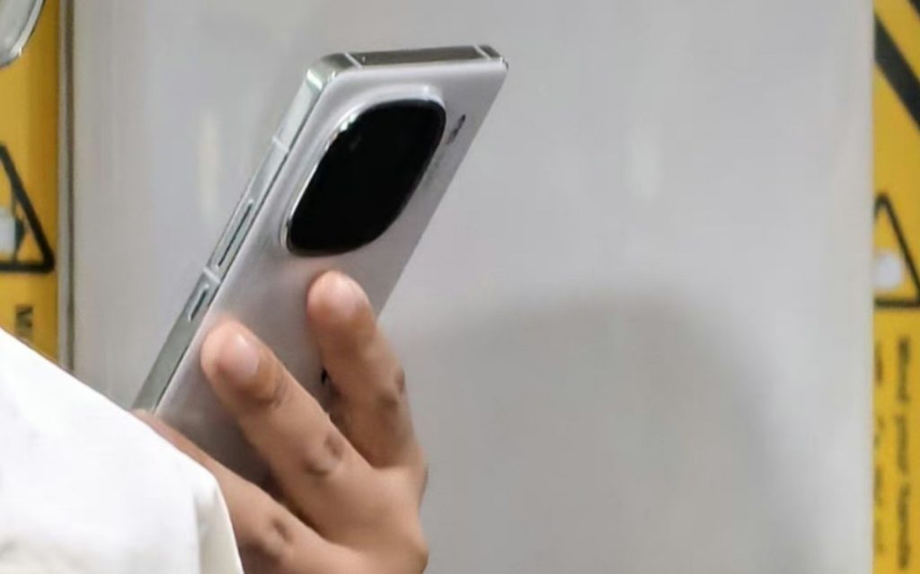 iQOO 12 spotted in the wild; colorways leaked