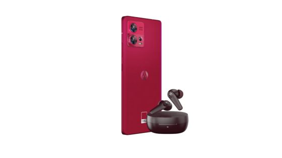This Edge 30 Fusion Viva Magenta bundle is still up for grabs with an epic discount on Motorola