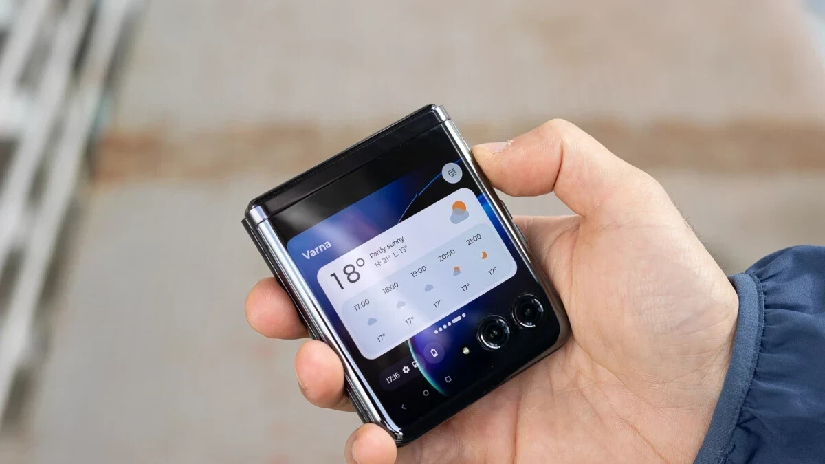 Boost your street cred by grabbing the top-of-the-line Motorola Razr+ for $200 off its price on Amaz