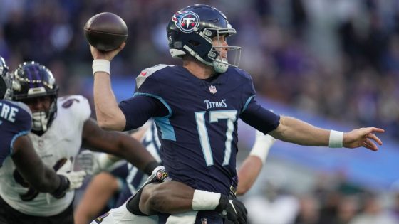 Titans' Ryan Tannehill suffers ankle injury, carted off