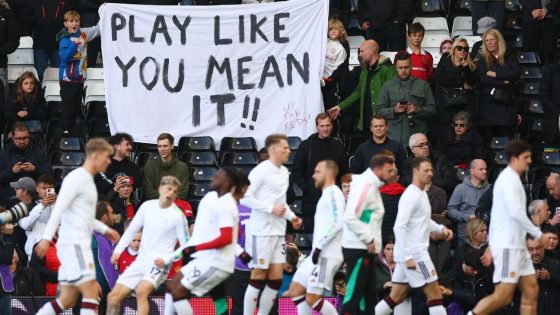Ten Hag backs Man United fans' 'Play Like You Mean It' banner