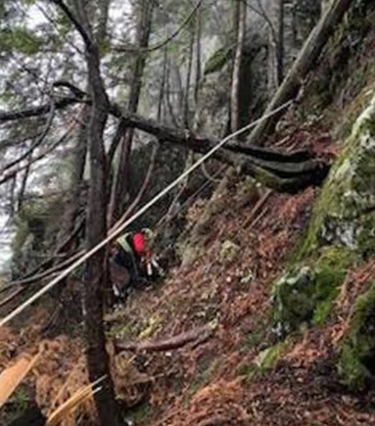 Rescuers were lowered from helicopter onto mountainside - Man stranded on cliff following non-existent trail on Google Maps rescued by helicopter team