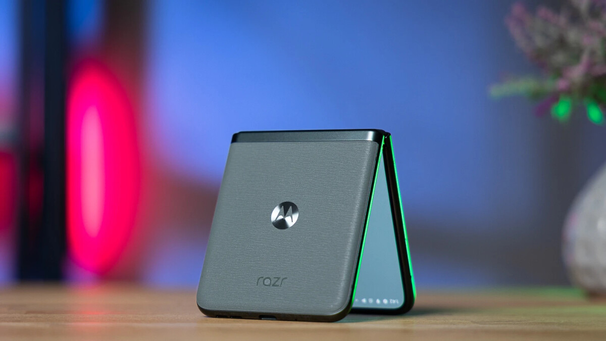 Pocketable marvel Razr 2023 slides to a very low price