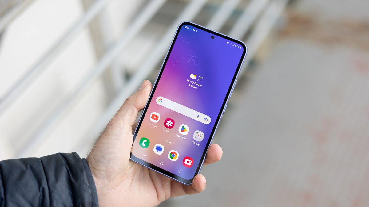 A bunch of cheap Samsung smartphones are getting their Android 14 update right now