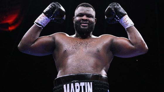 Heavyweight Martin Bakole stung in mouth by wasp during TKO win