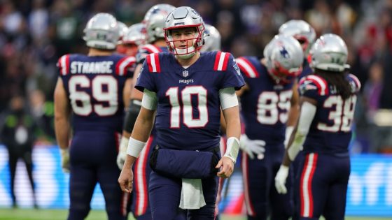 Patriots bench QB Mac Jones for final drive in loss to Colts