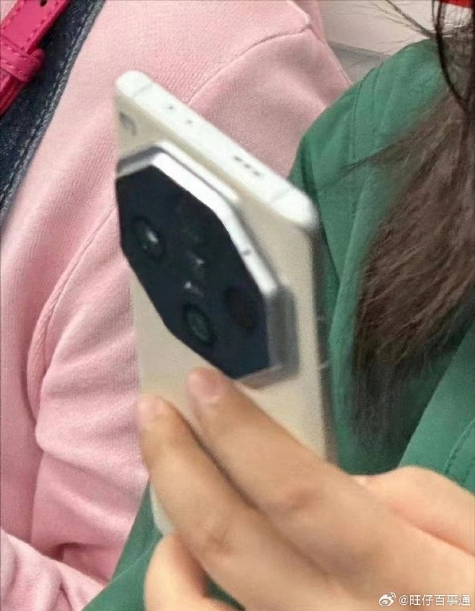 Live image of what would be the next Oppo Find X7 Pro - The first phone with dual periscope lenses, the Oppo Find