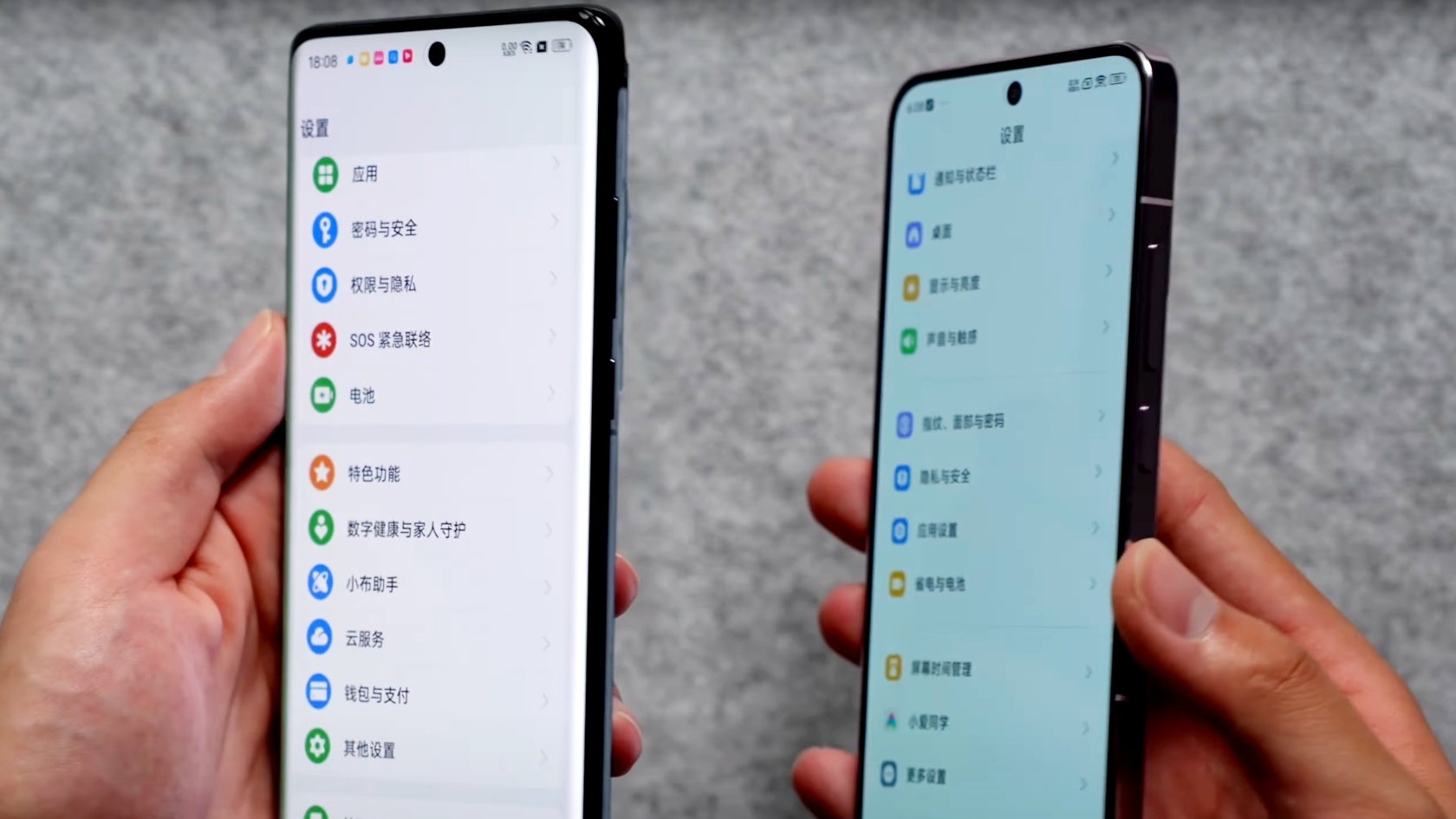 L'écran BEO record de 4 500 nits du OnePlus 12 (à gauche) donne une mauvaise apparence au panneau du Xiaomi 14, surtout lorsqu'il est vu hors angle.  - OnePlus 12 : Le secret pour battre Samsung et Pixel est de trouver l'équilibre parfait ?