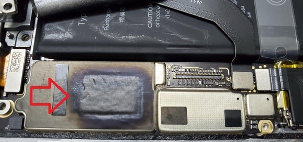 The arrow points to the burned heatsink of a Pixel 6 Pro that died from overheating after a 10-minute phone call.  Pixel 6 Pro post-mortem shows the impact of the Tensor chip overheating after a 10-minute phone call.