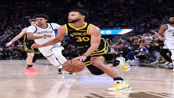 'Incredible' Curry flips 'switch,' propels Warriors late against Nets