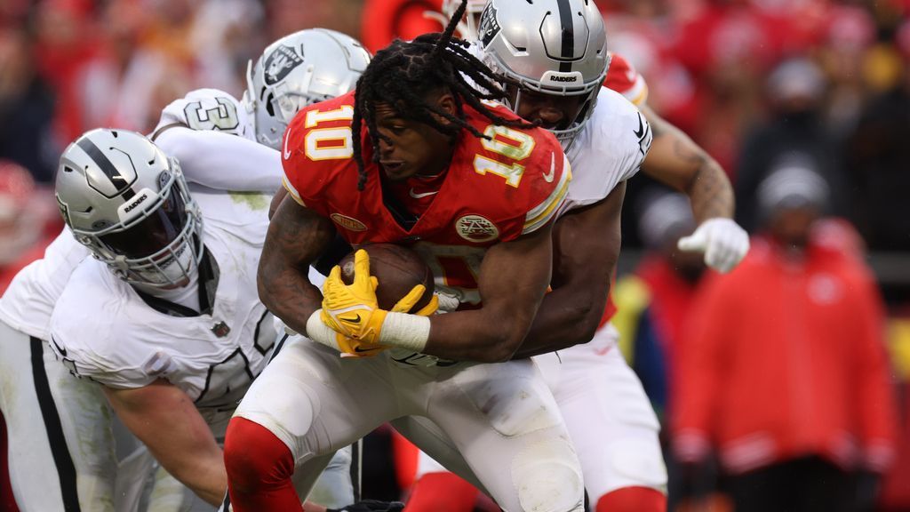 K.C. Chiefs RB Isiah Pacheco suffers concussion vs. Raiders