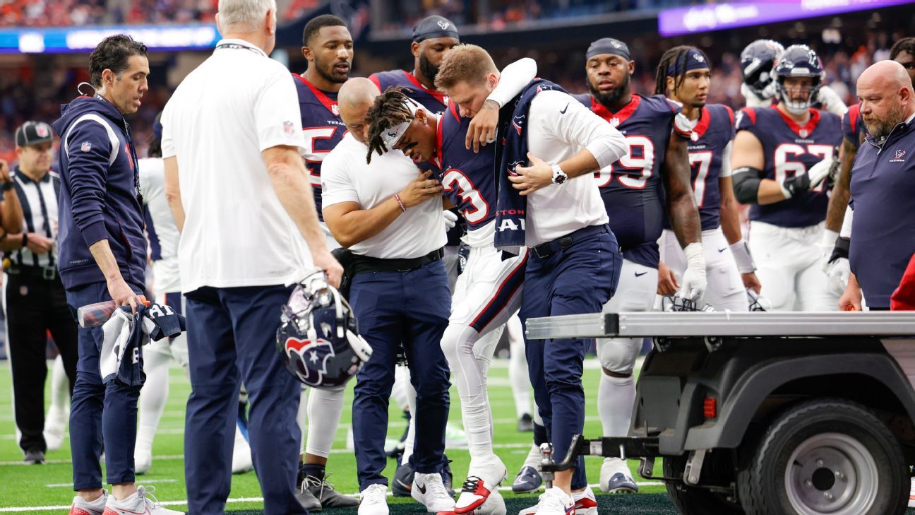 Sources - Texans WR Tank Dell (fractured fibula) out for season