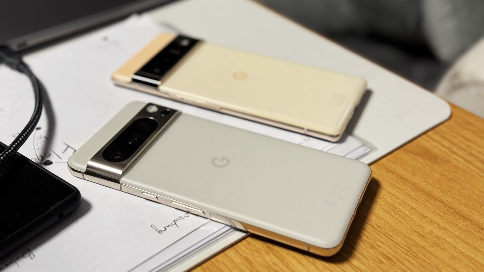 Google n'est pas aussi audacieux que LG, mais il fait du bon travail en créant des téléphones aussi différents que possible de l'iPhone.  - Une copie de l'iPhone 15 Pro Max à 200 $ prouve qu'Apple est le modèle préféré d'Android, mais cela devrait changer