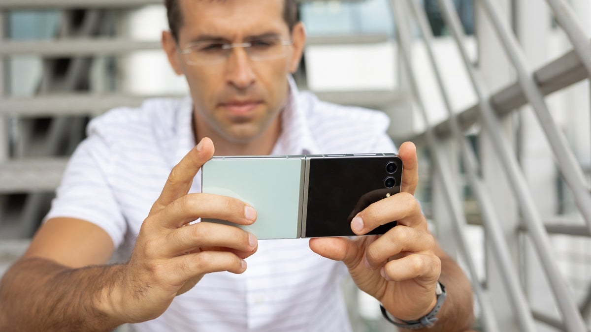 Samsung 's new concept phone takes the world's most popular foldable in a new direction