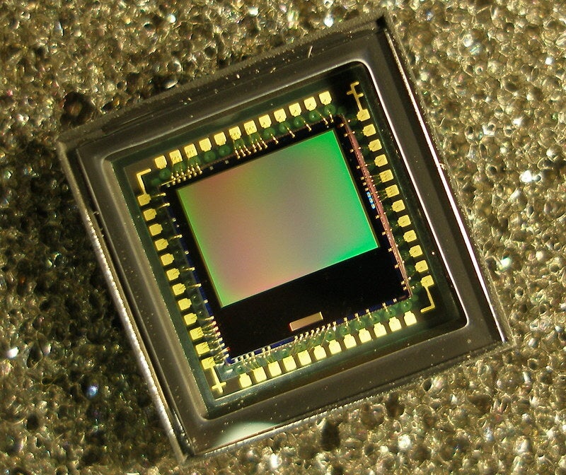 Active Pixel Sensor, image courtesy of Wikipedia – Smartphone Camera Sensors Explained
