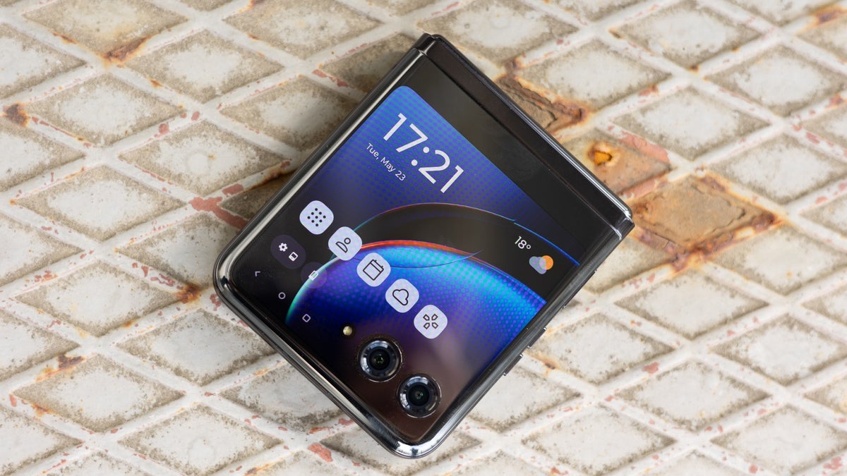 Foldable fans can now get the top-of-the-line Motorola Razr+ at an incredible $450 discount