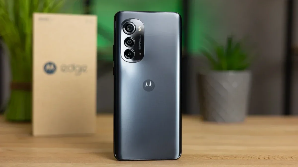 A jaw-dropping deal lowers the price of the solid Motorola Edge 2022 mid-ranger by 57% making it dirt cheap