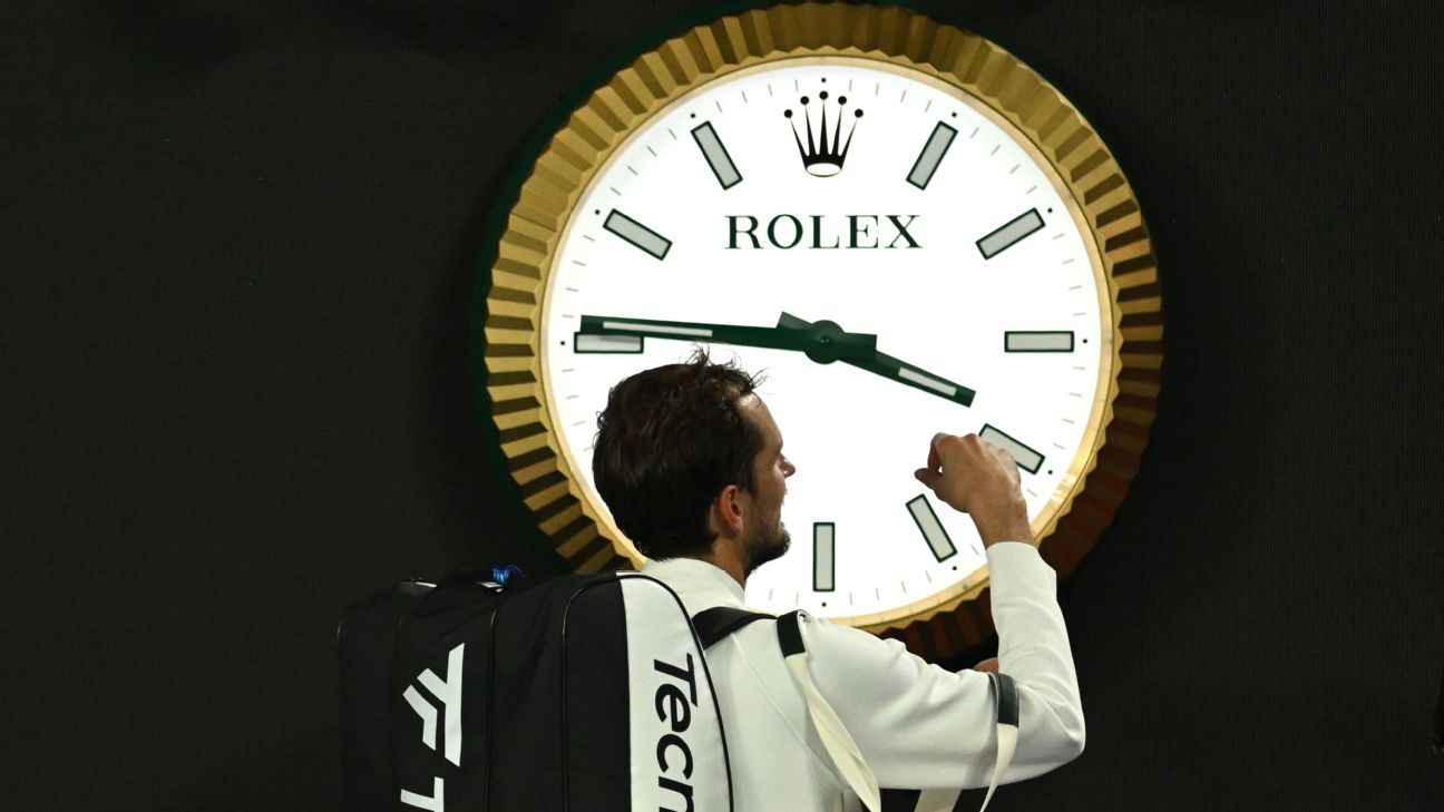 Australian Open's failed schedule experiment -- Too-late matches remain
