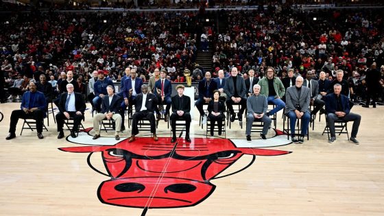 Bulls celebrate inaugural Ring of Honor class; fans boo late Jerry Krause