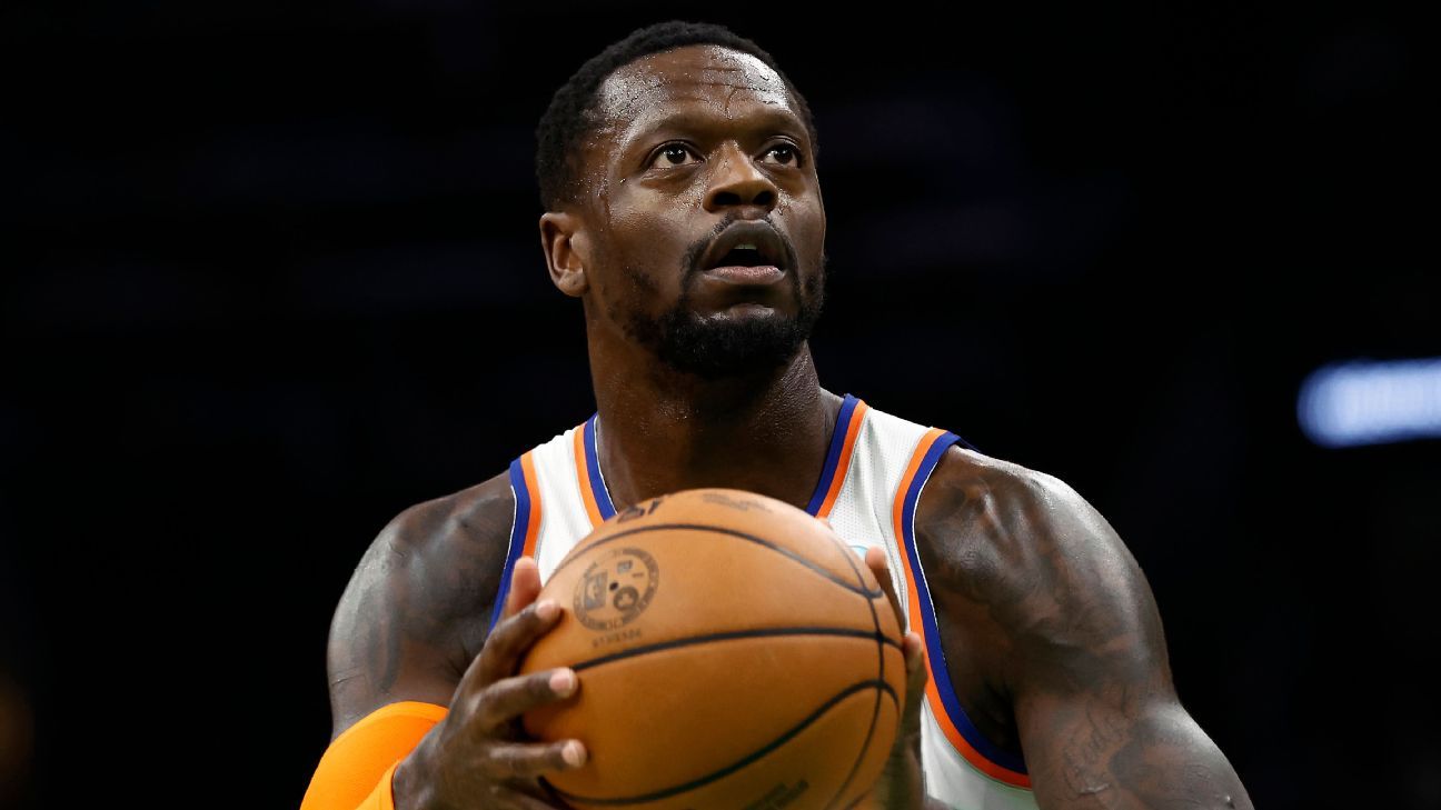 Knicks' Julius Randle suffers dislocated right shoulder vs. Heat