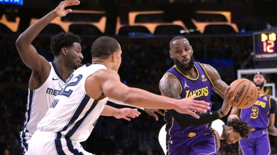 LeBron, Lakers drop 4th straight -- 'We just suck right now'