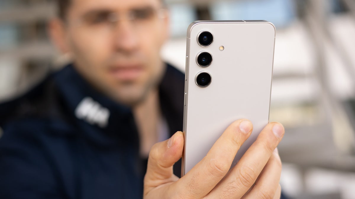 For the first time, more Galaxy S24 buyers gave their phone a 5-star rating than iPhone 15 buyers