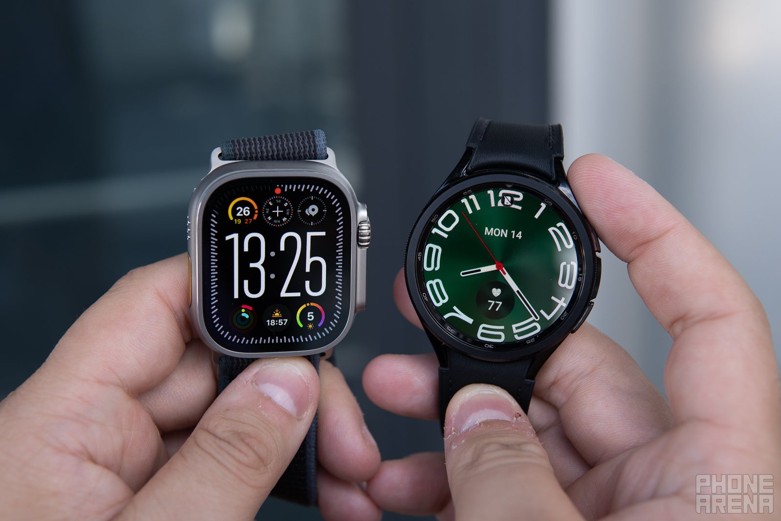 Apple Watch Ultra 2 à côté de la Galaxy Watch 6 Classic (Crédit d'image – PhoneArena) – Les grandes technologies ont-elles intimidé mon horloger préféré ?  Parlons des adieux de Fossil
