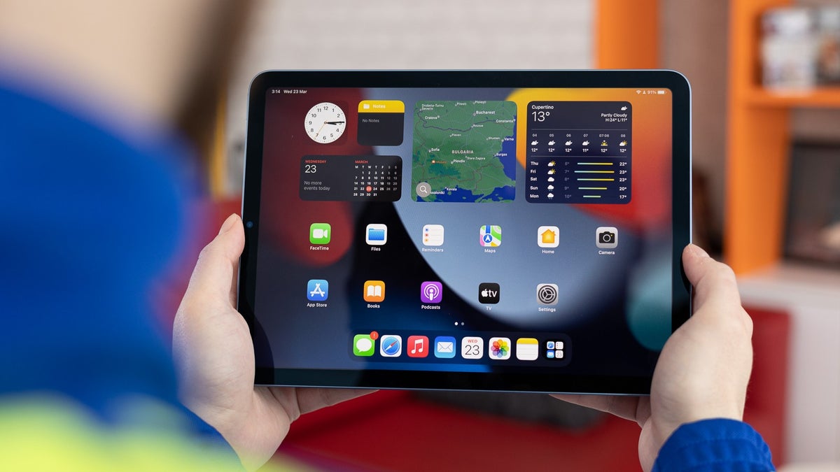 Elevate your tech game with the iPad Air (2022), now $150 off at Amazon
