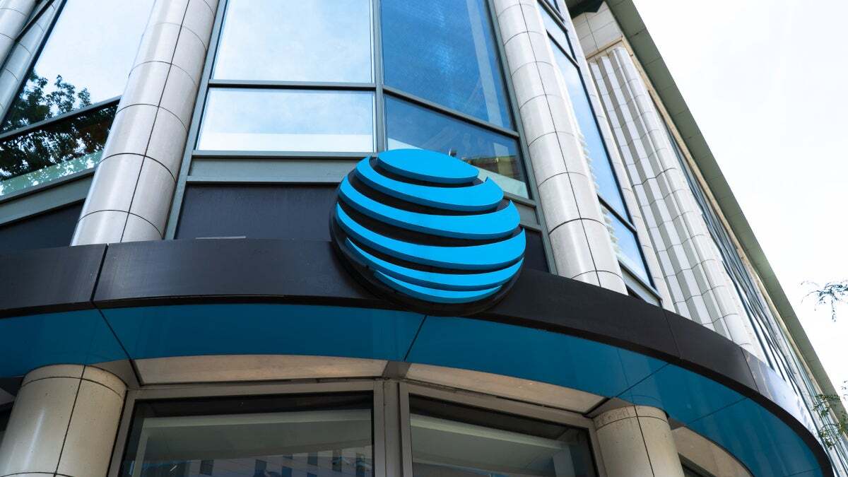 AT&T subscribers were unable to connect to the carrier's network until this afternoon - AT&T apologizes for the outage although a cyberattack has not yet been definitively ruled out