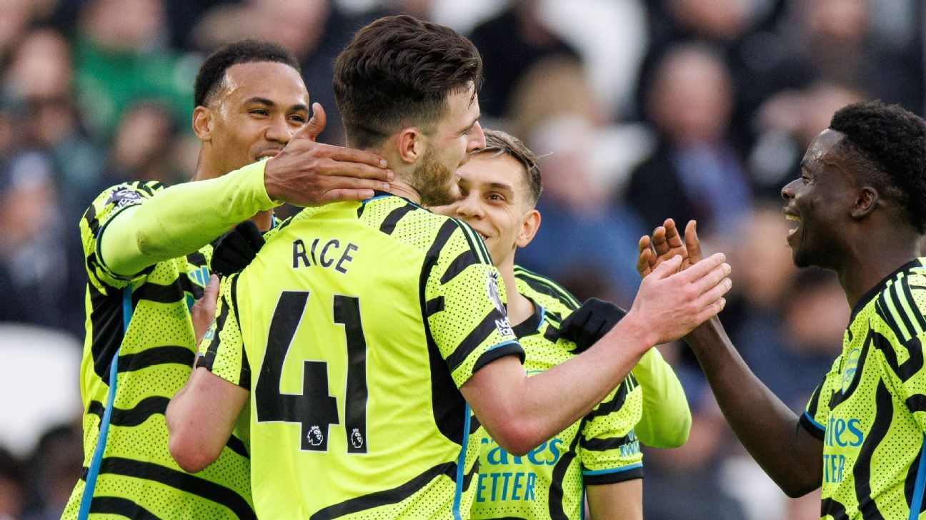Arsenal hit top form in title race with evisceration of West Ham