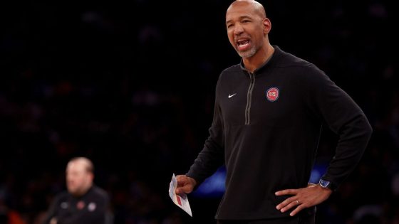 Crew chief admits missed foul, Knicks top 'livid' Pistons