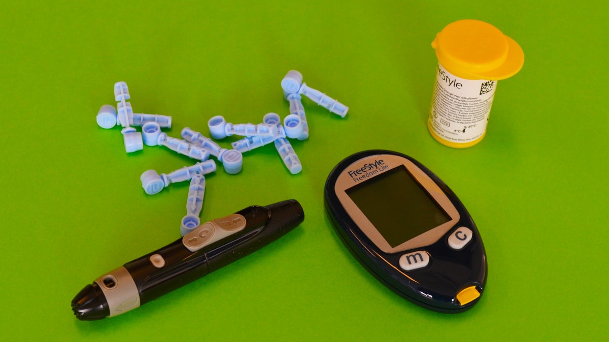 FDA approves system that wirelessly monitors your blood glucose 24/7 via a smartphone