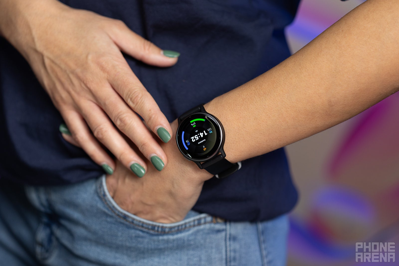 La Vivoactive 5 est l'une des nombreuses montres Garmin, mais elle pourrait être la meilleure à un prix abordable (Image de PhoneArena) - Garmin Vivoactive 5 Review : 300 $ bien dépensés