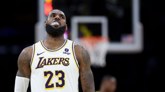 Broken clock, reviews mar final minutes of Lakers-Warriors