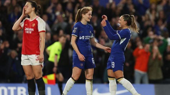European soccer news: Chelsea stay top, Kane makes history