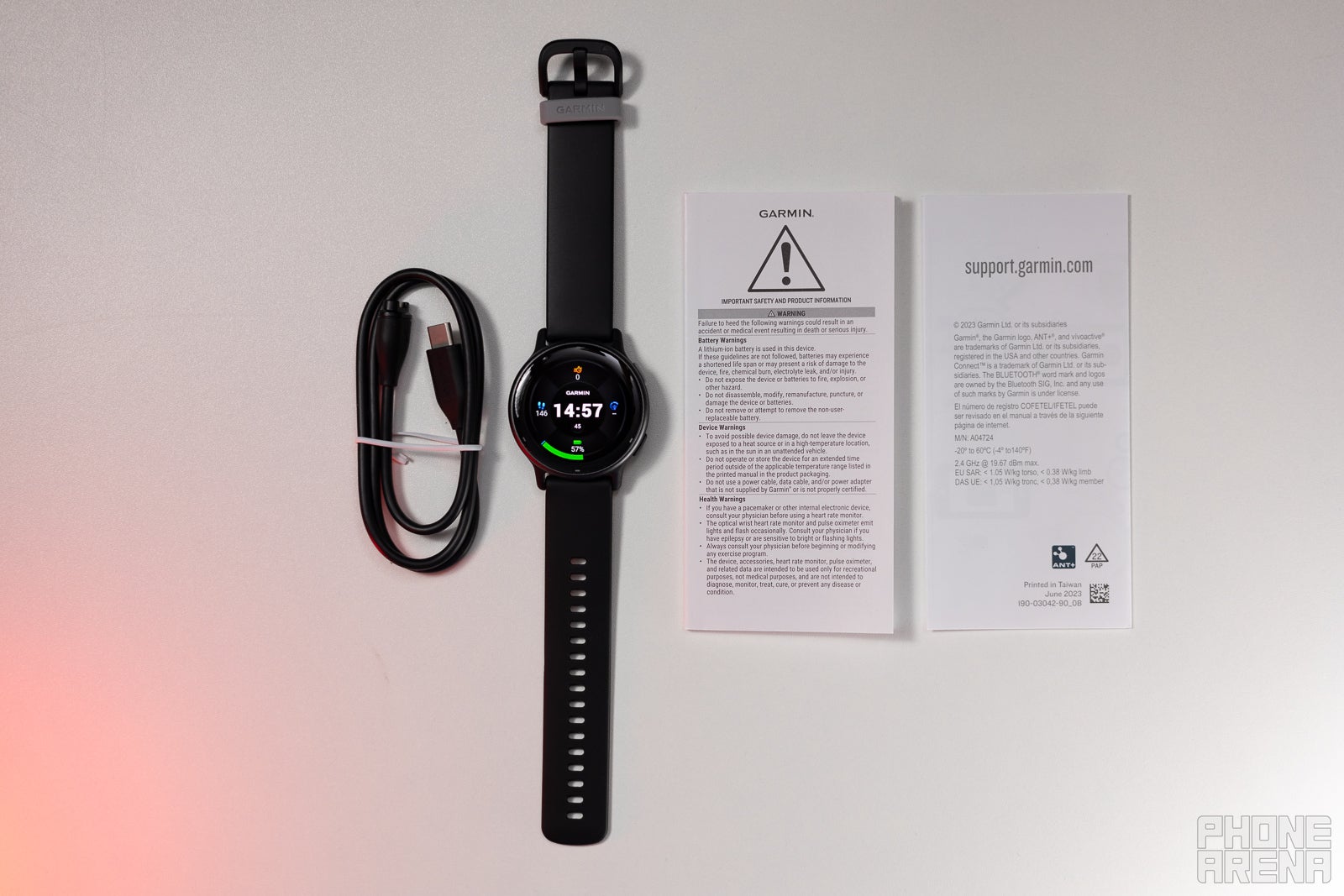 Vous obtenez un package très simple avec la montre, un câble de chargement et un manuel d'utilisation (Image de PhoneArena) - Garmin Vivoactive 5 Review : 300 $ bien dépensés