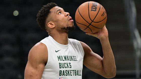Giannis Antetokounmpo (hamstring) out for Bucks' win over Suns