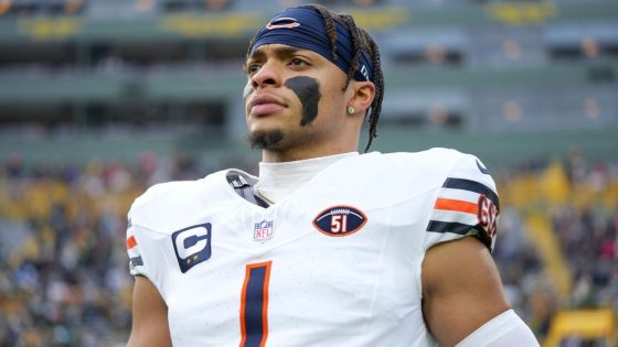 Sources - Bears trading QB Justin Fields to Steelers