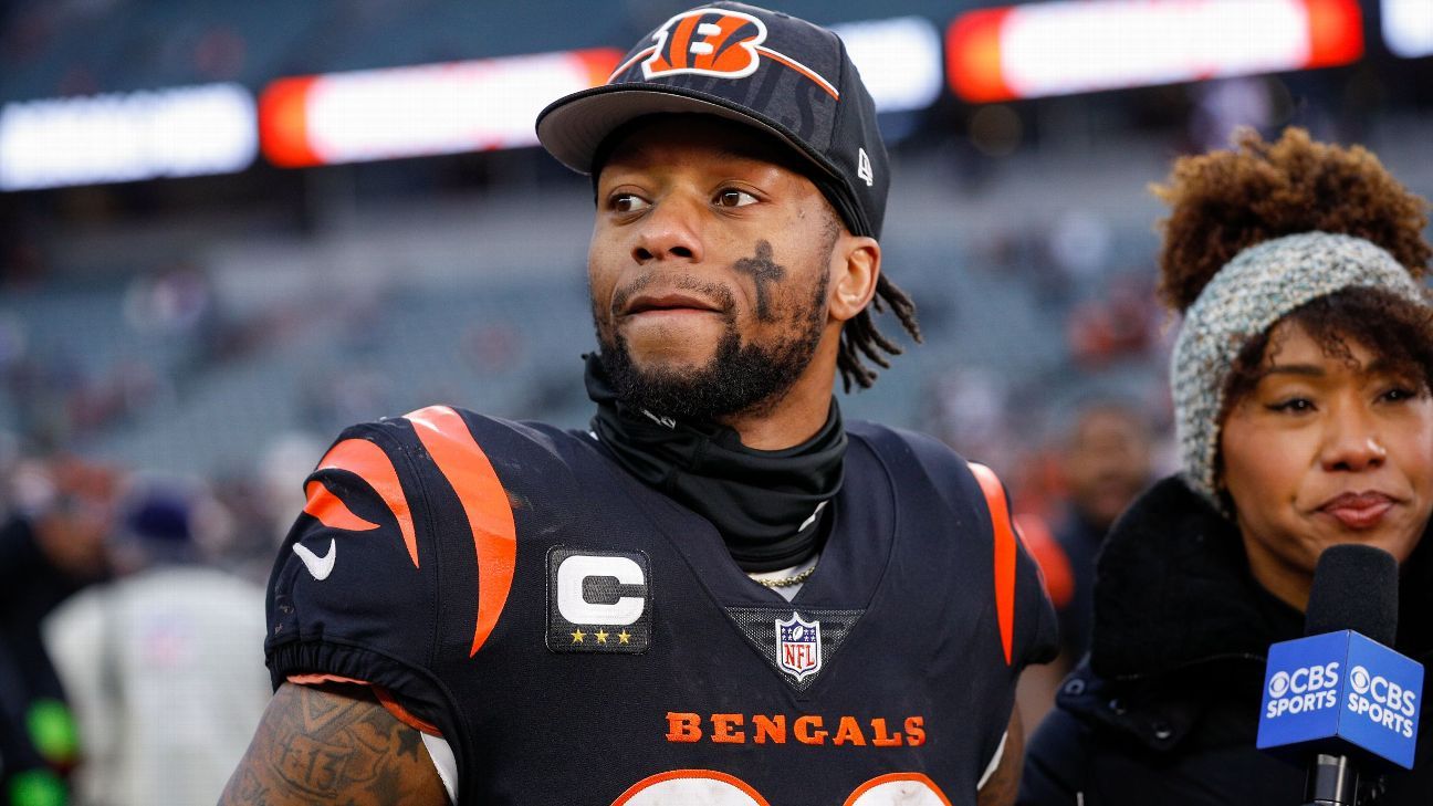 Sources - Bengals release Joe Mixon, reach deal with Zack Moss