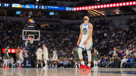 Steve Kerr defends Stephen Curry's low minute total after loss